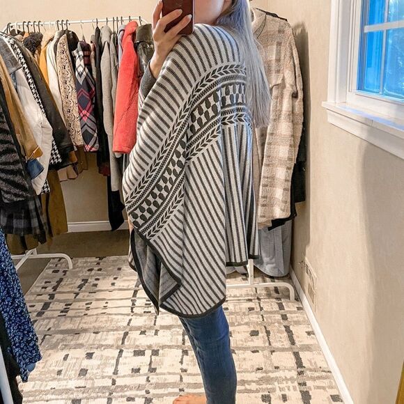 Kit and Ace Solstice Poncho One Size - Picture 3 of 11